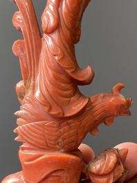 Een Chinese bloedkoralen sculptuur van een dame op een feniks, 19/20e eeuw