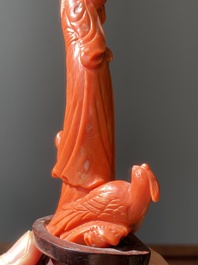 Sculpture d'une femme avec des p&ecirc;ches en corail rouge, Chine, 19/20&egrave;me