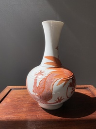 Vase de forme bouteille en porcelaine de Chine &agrave; d&eacute;cor d'un dragon en rouge de fer, 19&egrave;me
