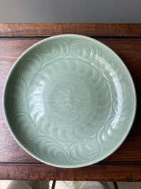 Een Chinese Longquan celadon schotel met onderglazuur decor, Ming