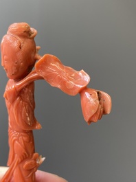 Vier Chinese bloedkoralen sculpturen van dames en van een onsterfelijke, 19/20e eeuw