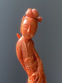 Sculpture d'une femme sur un ph&eacute;nix en corail rouge, Chine, 19/20&egrave;me