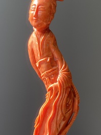 Sculpture d'une femme sur un ph&eacute;nix en corail rouge, Chine, 19/20&egrave;me