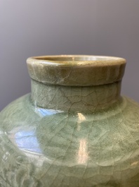 Vase en porcelaine de Chine en c&eacute;ladon de Longquan &agrave; d&eacute;cor floral incis&eacute;, Ming