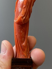 Twee Chinese bloedkoralen sculpturen van een dame met een waaier en van een dame met een bloem, 19/20e eeuw