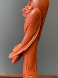 Sculpture d'une femme avec une branche fleurie en corail rouge, Chine, 19/20&egrave;me