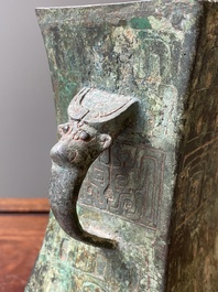 R&eacute;cipient &agrave; vin rituel archa&iuml;que en bronze inscrit Jie Fu Wu 㔾父戊, 'fanghu', Chine, Zhou de l'Ouest