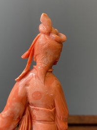 Sculpture d'une femme avec un chasse-mouche et un &eacute;ventail en corail rouge, Chine, 19/20&egrave;me