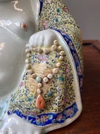 Een Chinese famille rose Boeddha op houten sokkel, Wei Hongtai 魏洪泰 merk, 19/20e eeuw