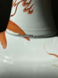 Vase de forme bouteille en porcelaine de Chine &agrave; d&eacute;cor d'un dragon en rouge de fer, 19&egrave;me