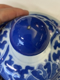 Een Chinese blauw-witte dekselvaas, Kangxi