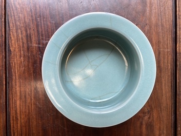 Een Chinese Longquan celadon penselenwasser, Song of later