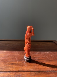 Een Chinese bloedkoralen sculptuur van een dame met een fruitmand, 19/20e eeuw