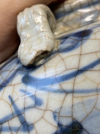 Een Chinese blauw-witte Swatow 'draken' vaas, Ming