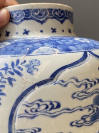 Een Chinese blauw-witte dekselvaas, Kangxi