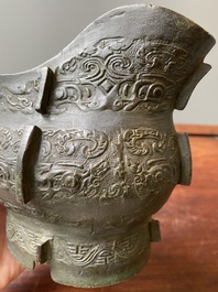 R&eacute;cipient &agrave; vin rituel archa&iuml;que en bronze dans le style des Zhou de l'Ouest, 'gong', Chine, marque de Yong Bao Zhen Wan 永葆珍玩, Ming