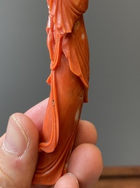 Twee Chinese bloedkoralen sculpturen van een dame met een waaier en van een dame met een bloem, 19/20e eeuw