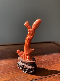 Sculpture d'une femme avec des p&ecirc;ches en corail rouge, Chine, 19/20&egrave;me