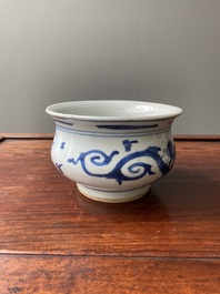 Br&ucirc;le-parfum en porcelaine de Chine en bleu et blanc &agrave; d&eacute;cor de dragons, Kangxi