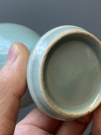 Een Chinese monochrome celadon-geglazuurde 'meiping' vaas, 19/20e eeuw