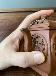 Een Chinese opengewerkte dubbelwandige Yixing steengoed theepot, Kangxi