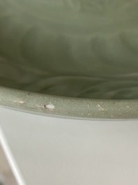 Een Chinese Longquan celadon schotel met onderglazuur decor, Ming