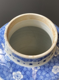 Een Chinese blauw-witte dekselvaas, Kangxi