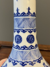 Een paar Chinese blauw-witte flesvormige vazen, 19e eeuw