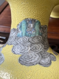 Een paar Chinese famille rose vazen met geleerden op een gele sgraffiato fond, Qianlong merk, Republiek
