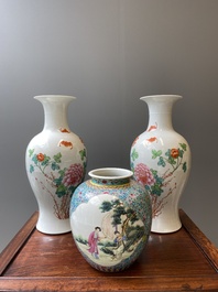 Paire de vases en porcelaine de Chine famille rose et un pot &agrave; fond turquoise, R&eacute;publique