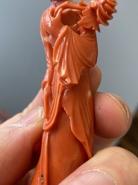 Twee Chinese bloedkoralen sculpturen van een dame met een waaier en van een dame met een bloem, 19/20e eeuw