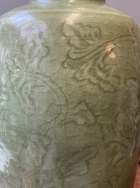 Vase en porcelaine de Chine en c&eacute;ladon de Longquan &agrave; d&eacute;cor floral incis&eacute;, Ming