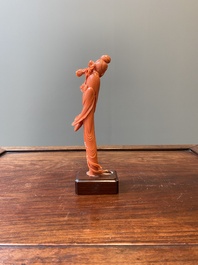 Sculpture d'une femme avec une branche fleurie en corail rouge, Chine, 19/20&egrave;me