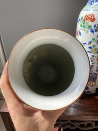Een paar Chinese wucai rouleau vazen, 19/20e eeuw