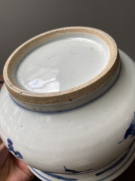 Br&ucirc;le-parfum en porcelaine de Chine en bleu et blanc &agrave; d&eacute;cor de dragons, Kangxi