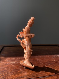Sculpture d'une femme avec un chasse-mouche, Chine, 19/20&egrave;me