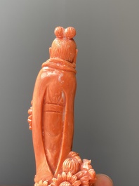 Een Chinese bloedkoralen sculptuur van een dame met een pauwenwaaier, 19/20e eeuw