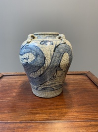 Een Chinese blauw-witte Swatow 'draken' vaas, Ming