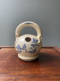Een Vietnamese blauw-witte lijmpot met floraal decor, Bat Trang, 19e eeuw