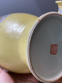 Een paar Chinese famille rose vazen met geleerden op een gele sgraffiato fond, Qianlong merk, Republiek