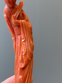 Twee Chinese bloedkoralen sculpturen van een dame met een waaier en van een dame met een bloem, 19/20e eeuw