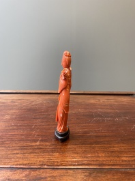 Twee Chinese bloedkoralen sculpturen van een dame met een waaier en van een dame met een bloem, 19/20e eeuw