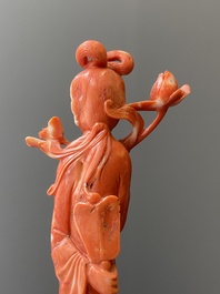 Sculpture d'une femme avec fleur de lotus en corail rouge, Chine, 19/20&egrave;me