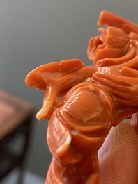 Sculpture d'une femme avec une branche fleurie en corail rouge, Chine, 19/20&egrave;me