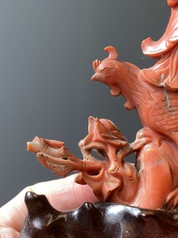 Een Chinese bloedkoralen sculptuur van een dame op een feniks, 19/20e eeuw