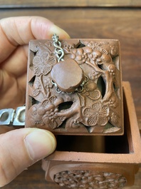 Een Chinese opengewerkte dubbelwandige Yixing steengoed theepot, Kangxi