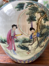 Paire de vases en porcelaine de Chine famille rose et un pot &agrave; fond turquoise, R&eacute;publique