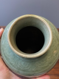 Vase en porcelaine de Chine en c&eacute;ladon de Longquan &agrave; d&eacute;cor floral incis&eacute;, Ming