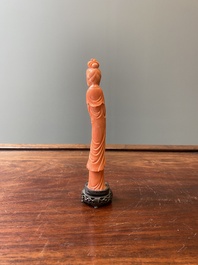 Een Chinese bloedkoralen sculptuur van een staande dame met hofketting, 19/20e eeuw