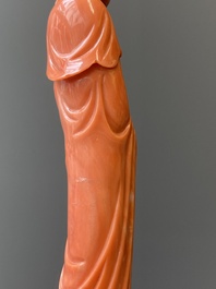 Een Chinese bloedkoralen sculptuur van een staande dame met hofketting, 19/20e eeuw
